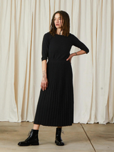 Load image into Gallery viewer, Cotton/Wool Pleated Midi Skirt - Black