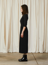 Load image into Gallery viewer, Cotton/Wool Pleated Midi Skirt - Black