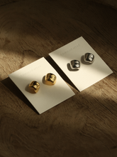 Load image into Gallery viewer, Paige Curve Earrings